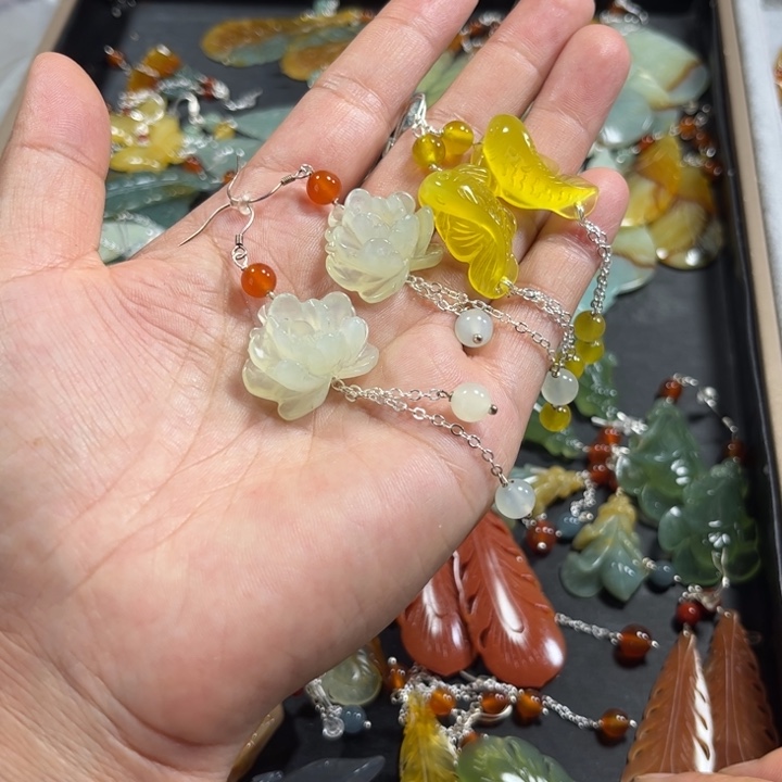 蛇纹石玉合金耳饰