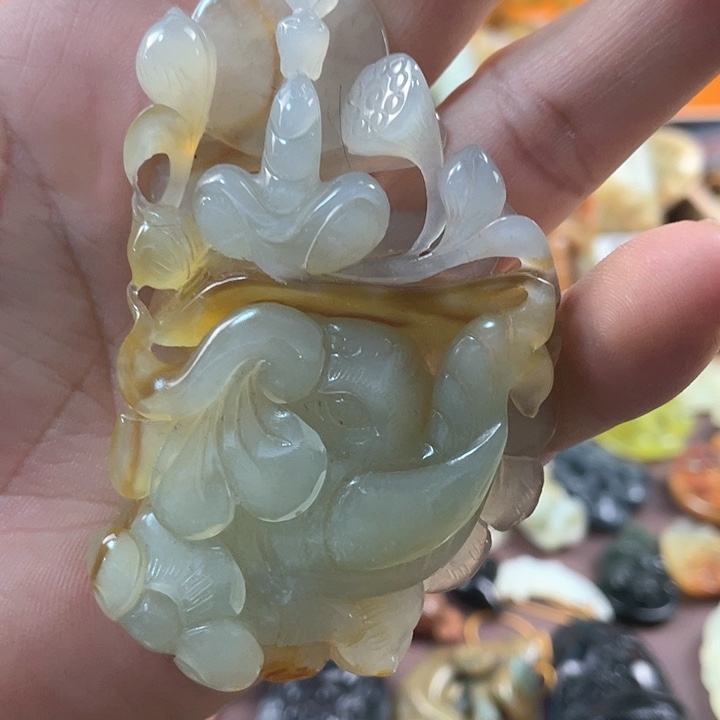 蛇纹石玉颈饰未镶嵌