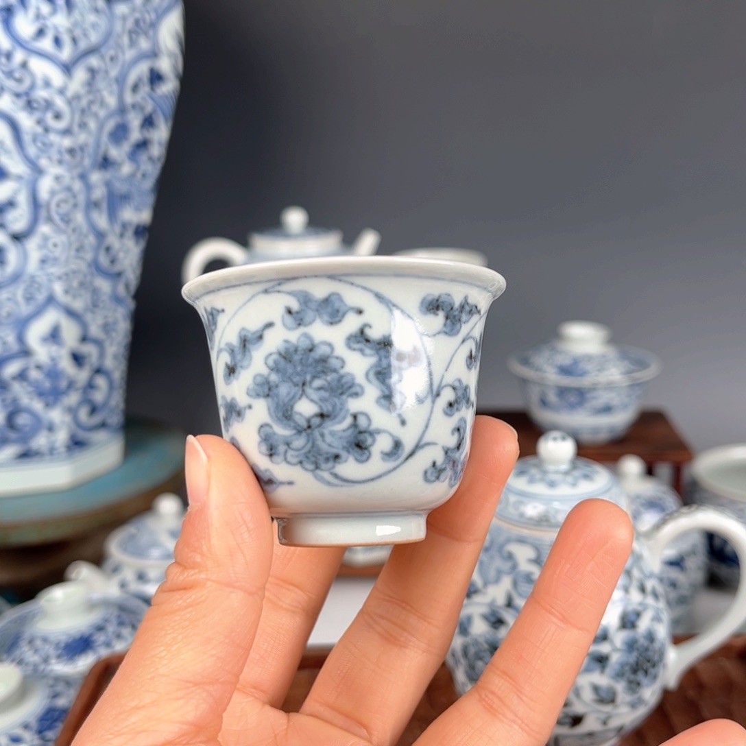 庄***青花缠枝牡丹铃铛杯