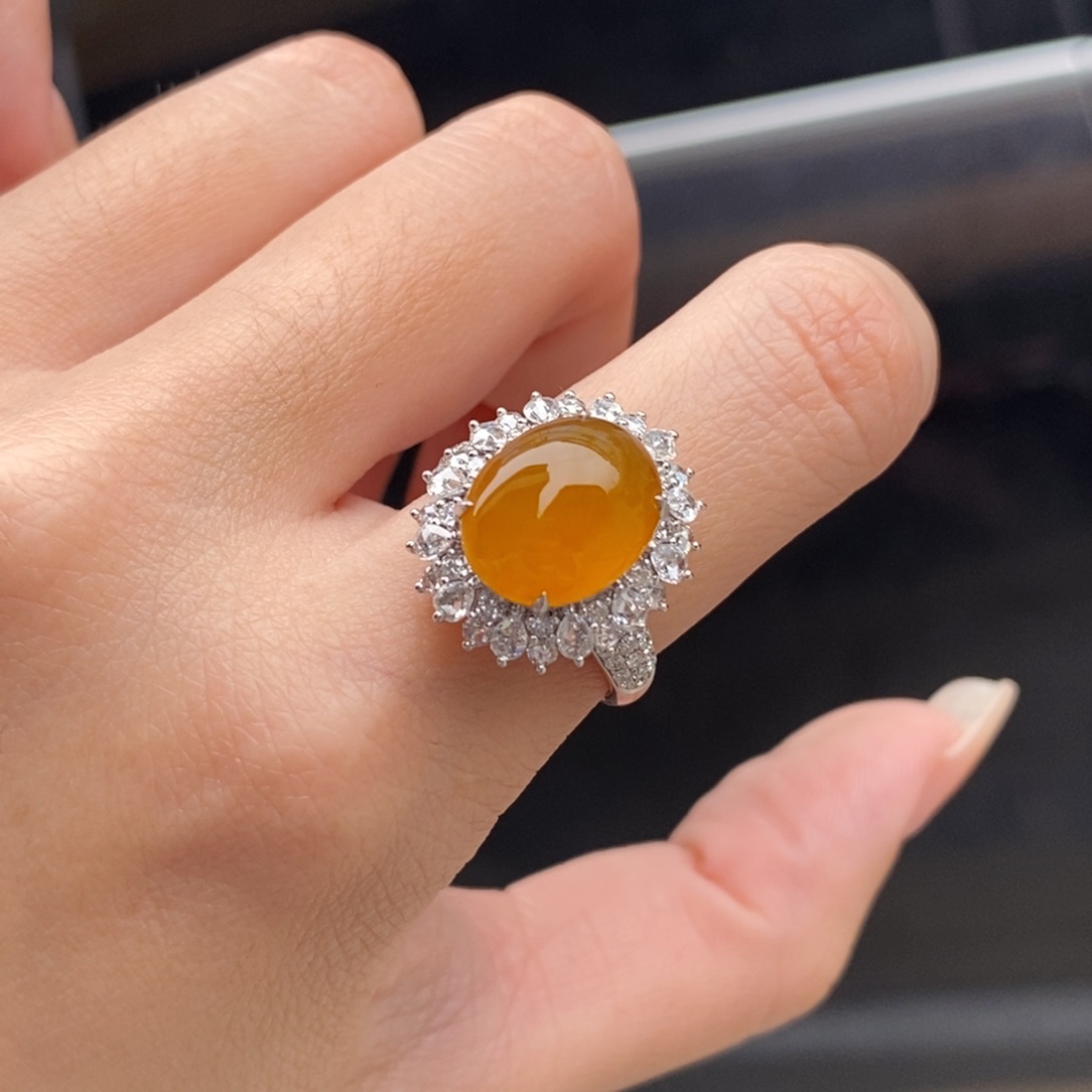 翡翠18K金镶嵌戒指蛋面