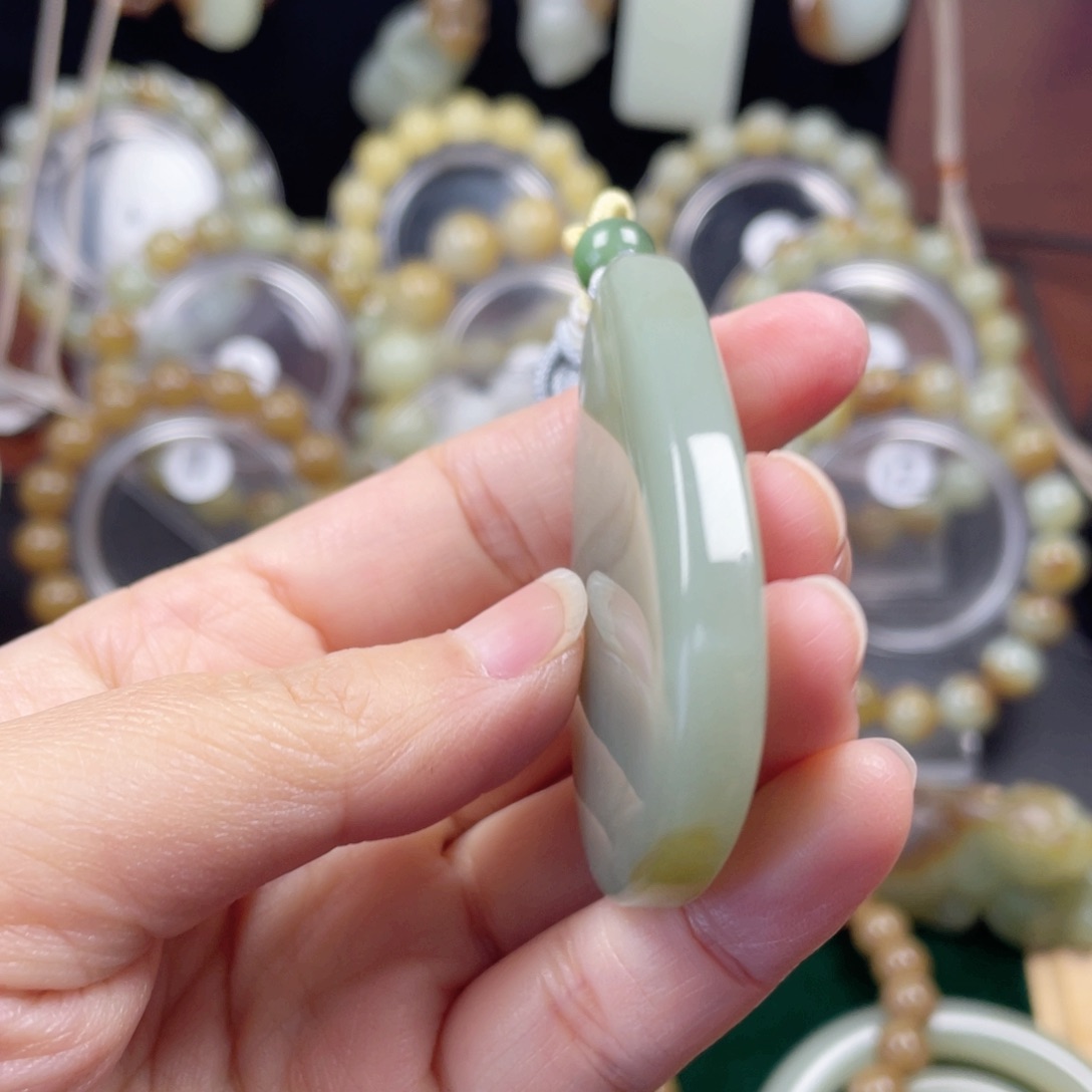 石英质玉颈饰合金