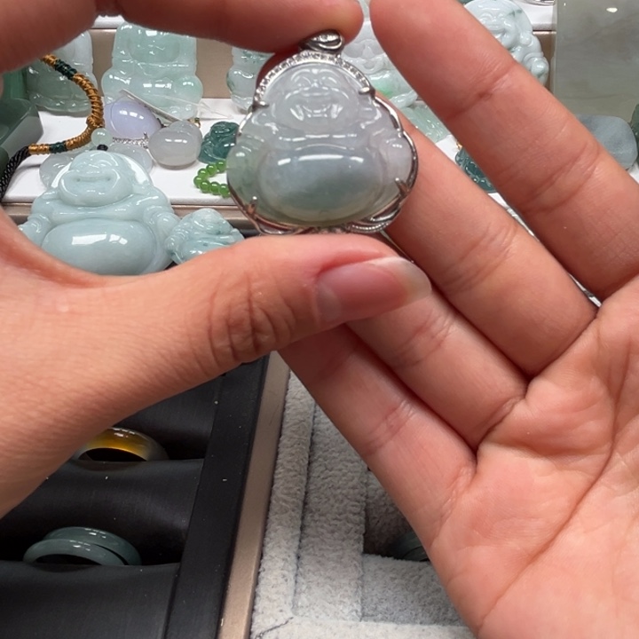 翡翠未镶嵌颈饰佛公