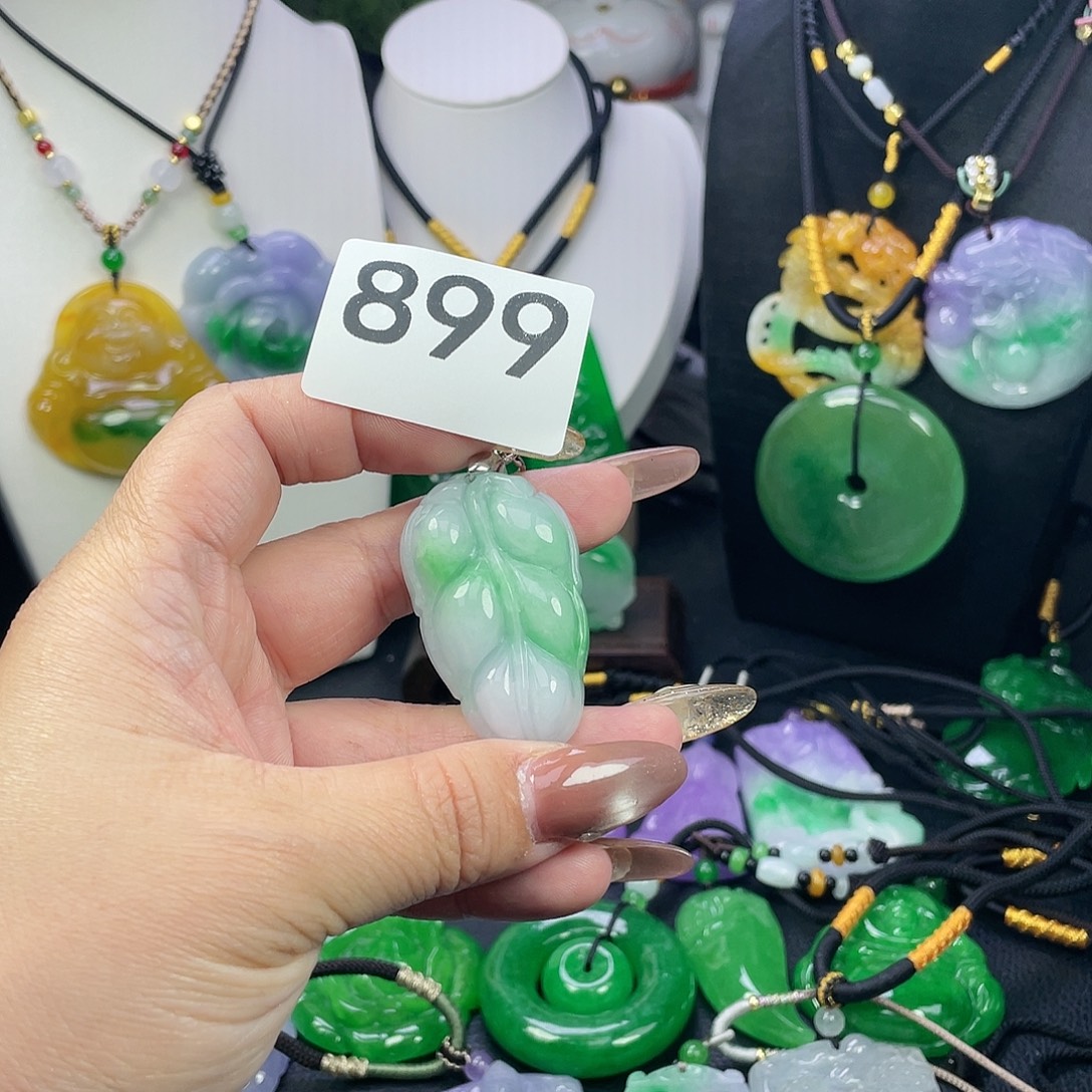 翡翠未镶嵌吊坠(赠链)