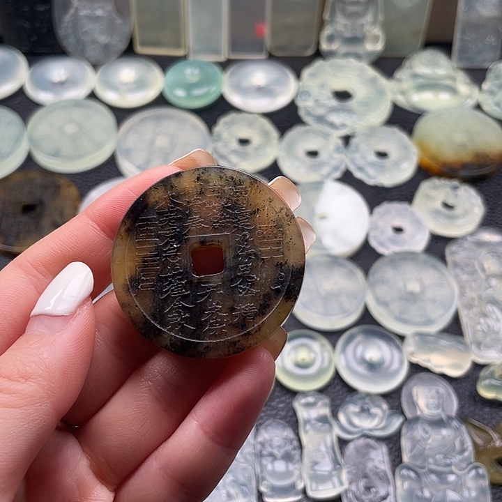 岫玉未镶嵌颈饰山鬼