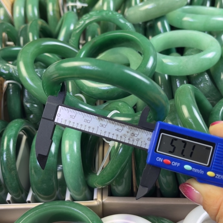 信***念石英质玉未镶嵌手镯