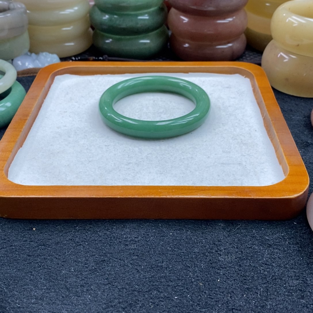 黑***妞石英质玉未镶嵌手镯