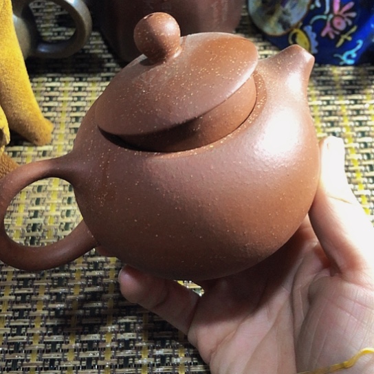 紫砂茶壶原矿泥料手工制作的紫砂壶。