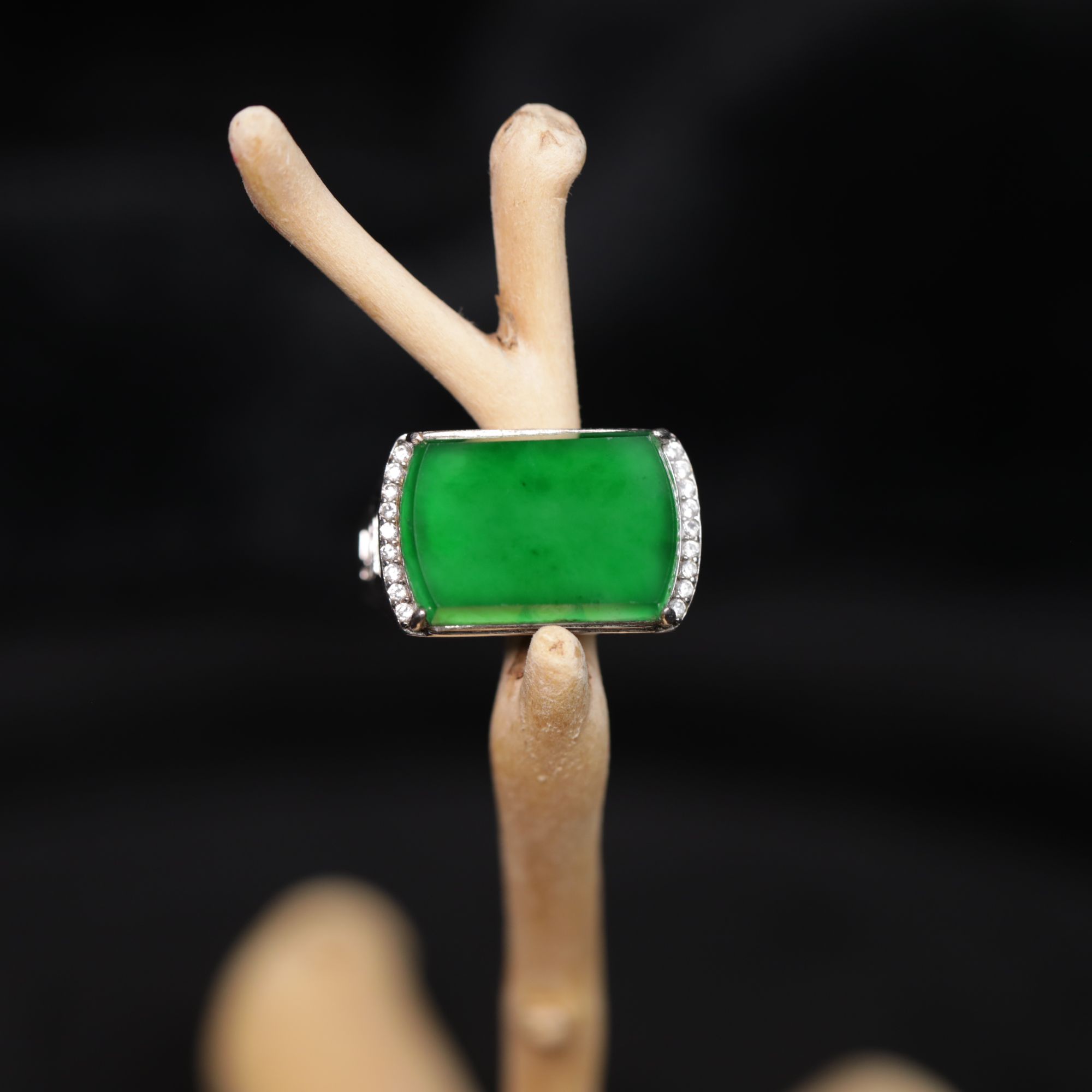 天然A货翡翠戒指S925银镶嵌辣绿高冰种水马鞍戒指BXY4010106