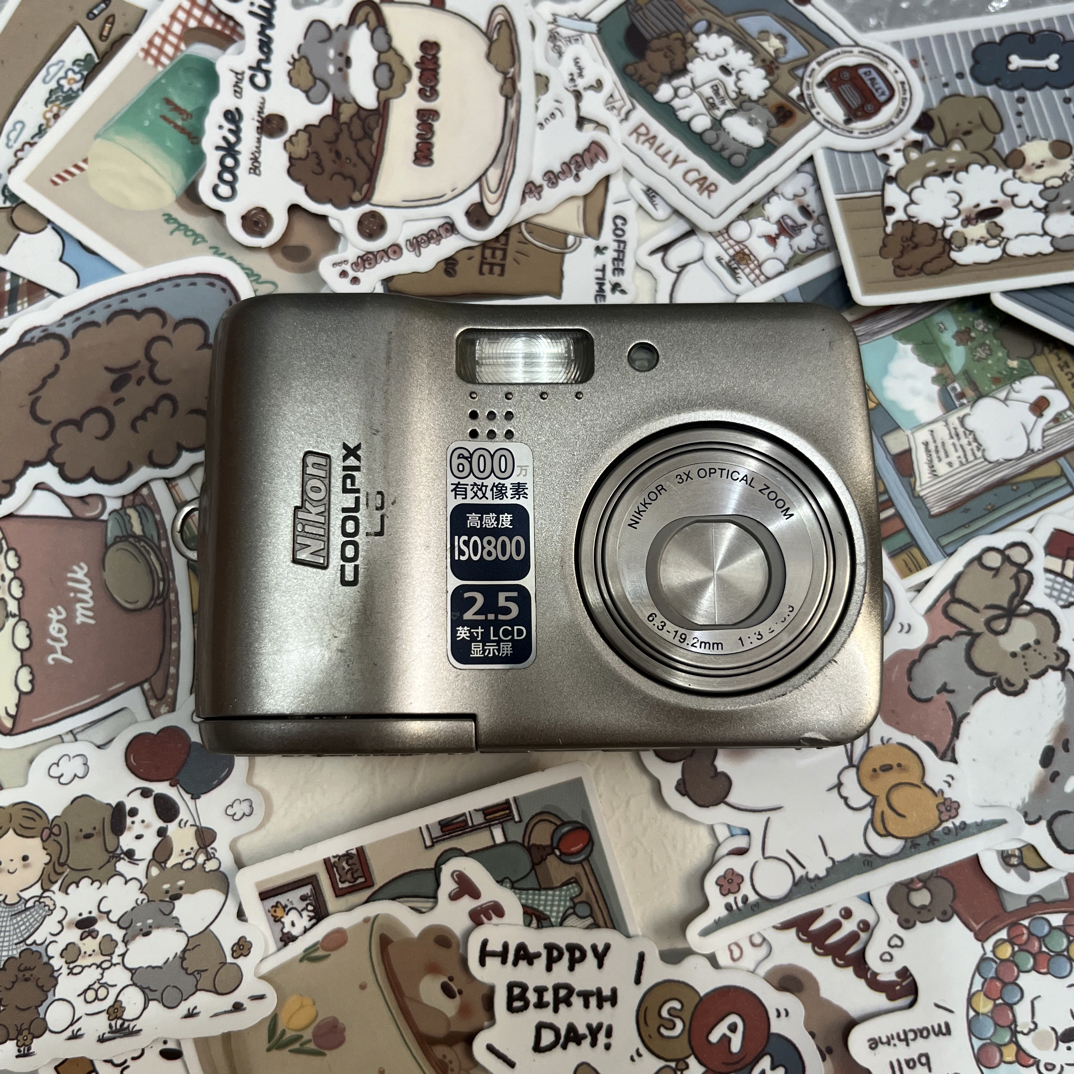 9新 Nikon/尼康 L6。610w像素，电池盖合不紧不影响，自备五号电池
