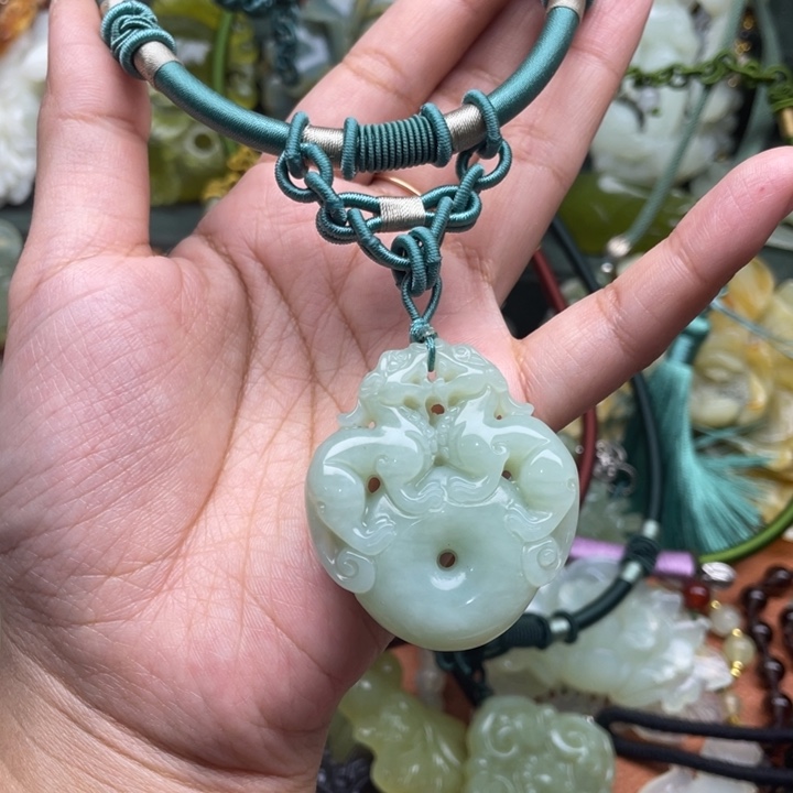 蛇纹石玉吊坠合金