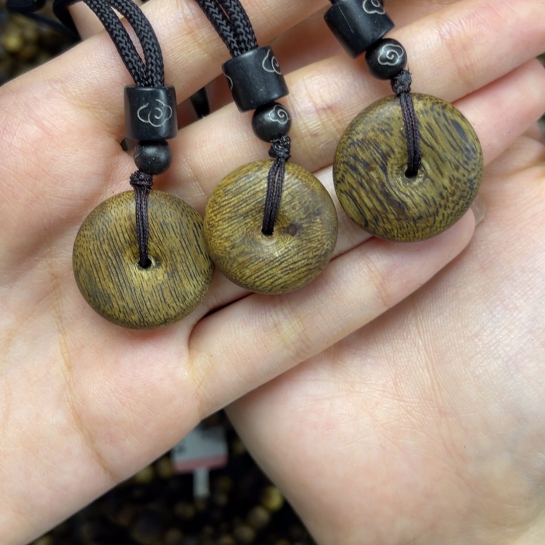 沉香碎屑+平安扣吊坠一个