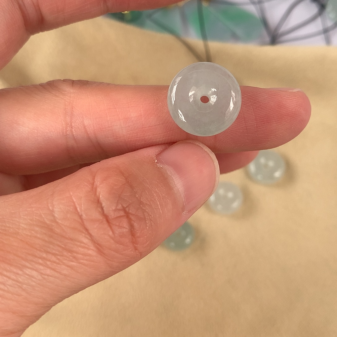 翡翠颈饰未镶嵌精**粮平安扣