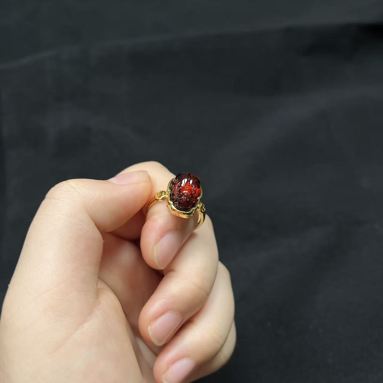 天然保真无优化无烤色s925银镶嵌 血珀净水精工貔貅戒指