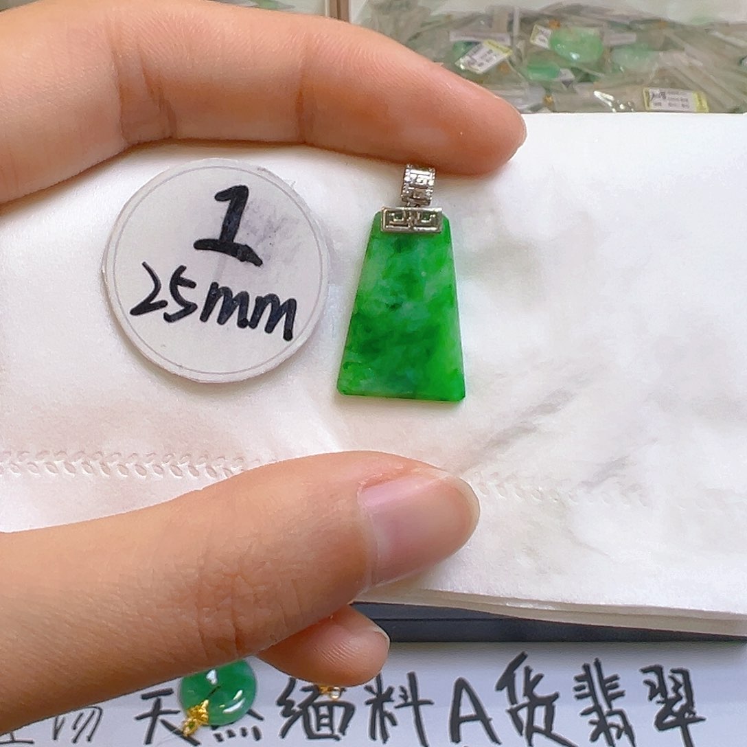 翡翠颈饰18K金镶嵌翡翠