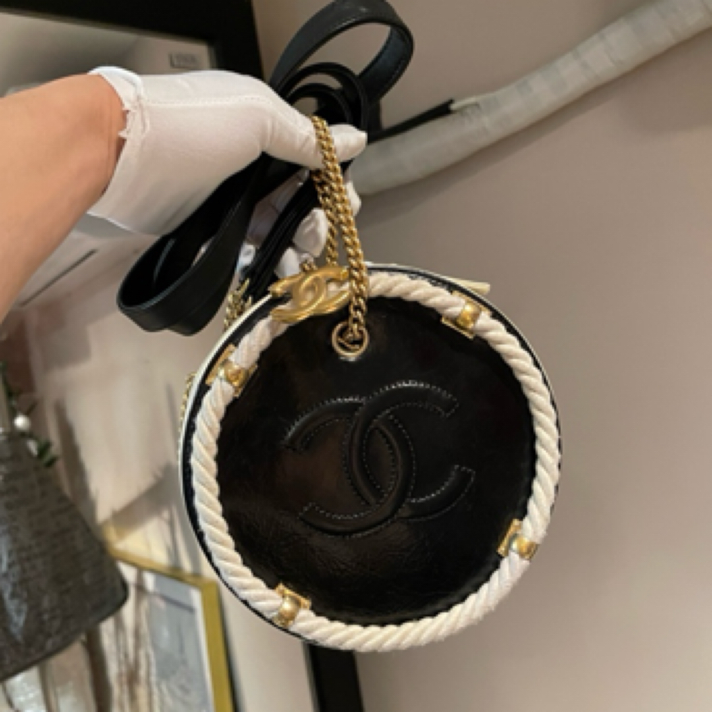 95新 Chanel/香奈儿 秀款海军风油蜡皮黑白圆饼包，尺寸17*17*7