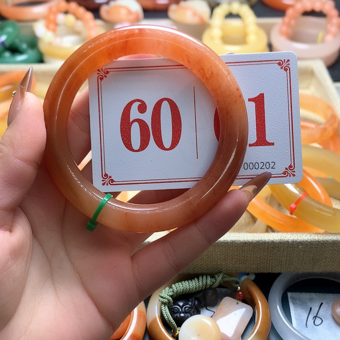 未镶嵌石英质玉（黄龙玉）手镯