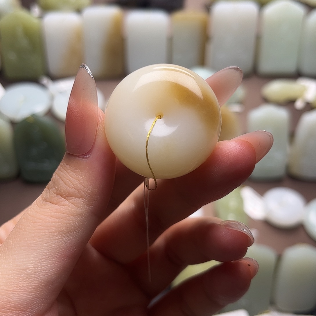 夕****颈饰未镶嵌和田玉