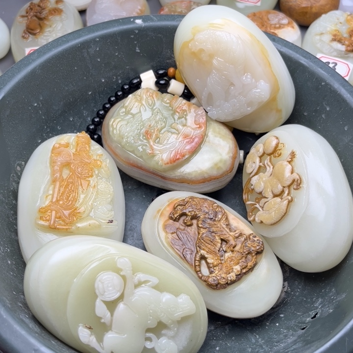 人****衷石材方解石手把件