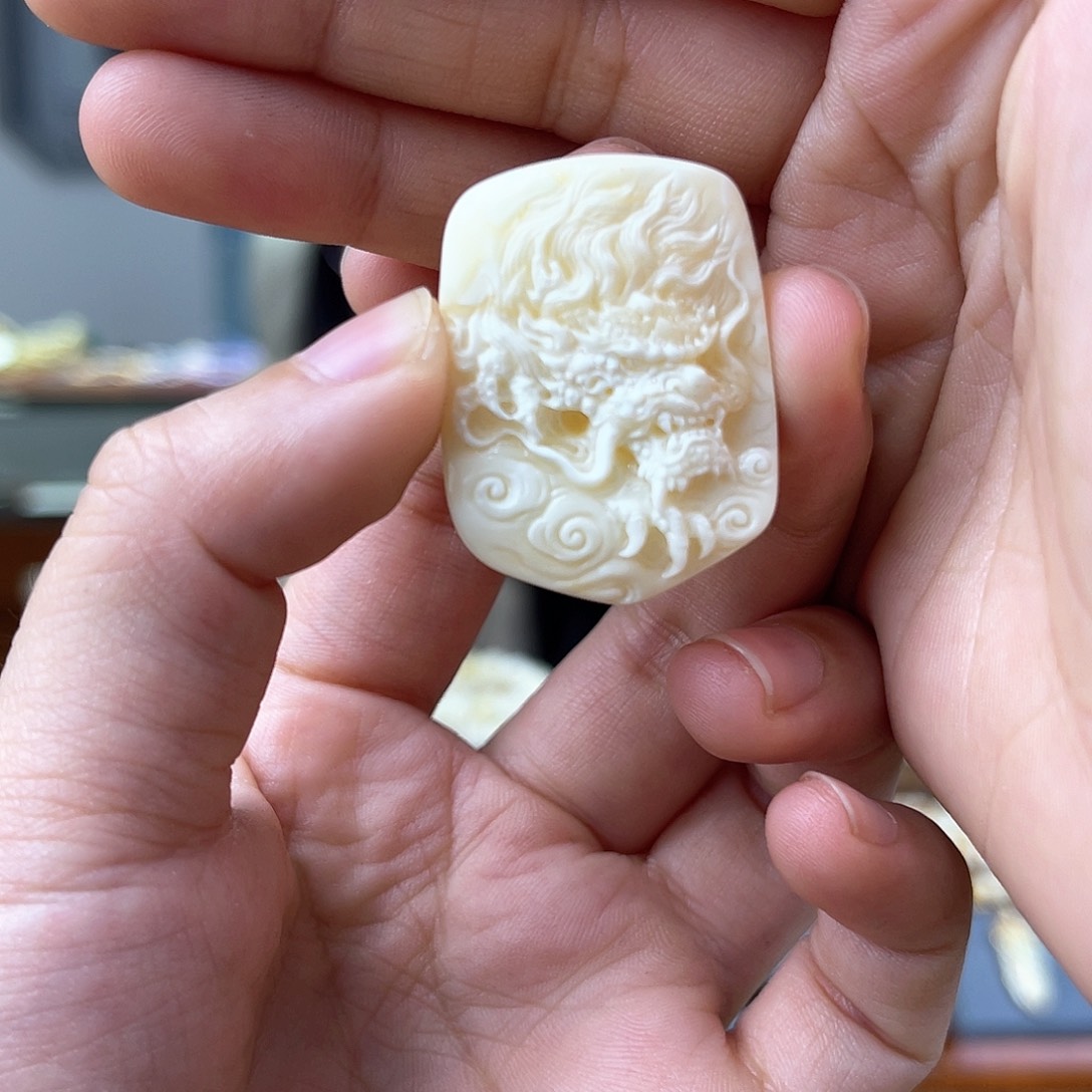 琥珀裸石未镶嵌蜜蜡雕刻件