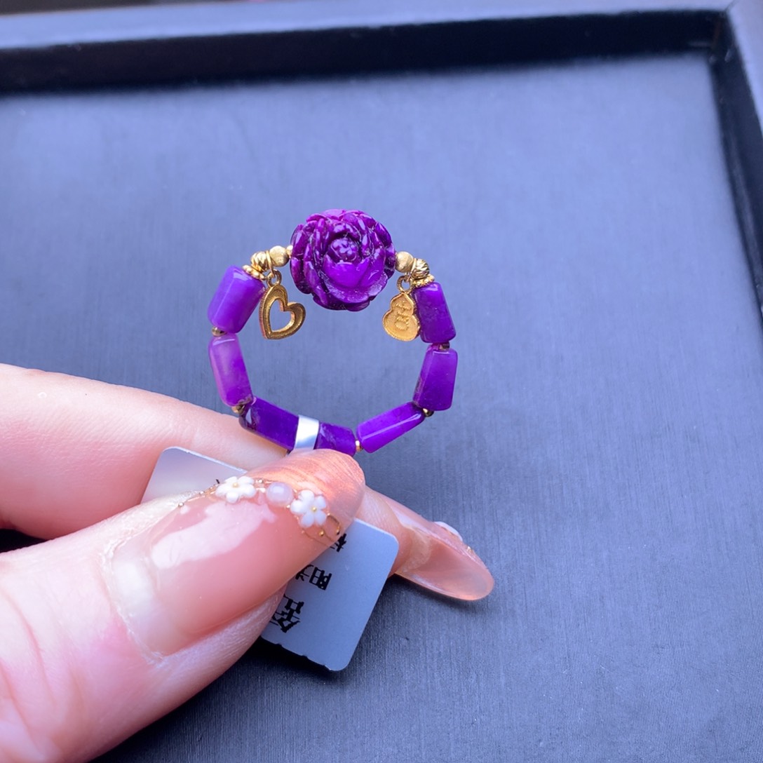 18K金镶嵌苏纪石（舒俱来）花开富贵指环