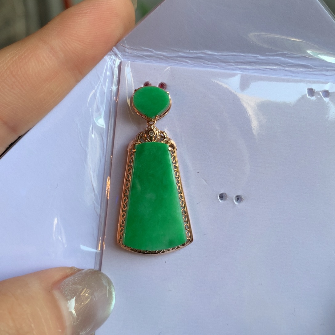 翡翠18K金镶嵌颈饰无事牌