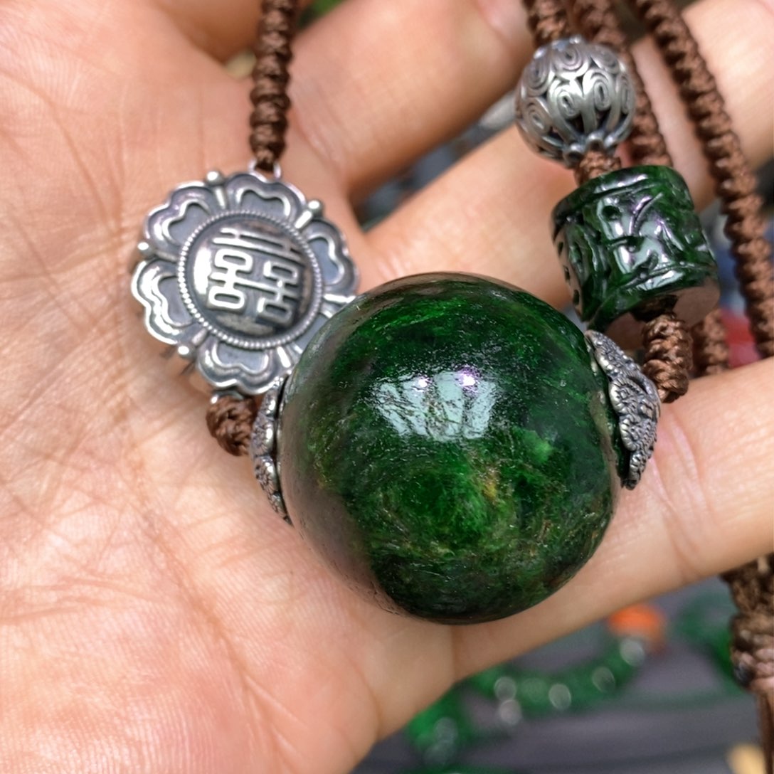 翡翠颈饰未镶嵌漂亮美眉