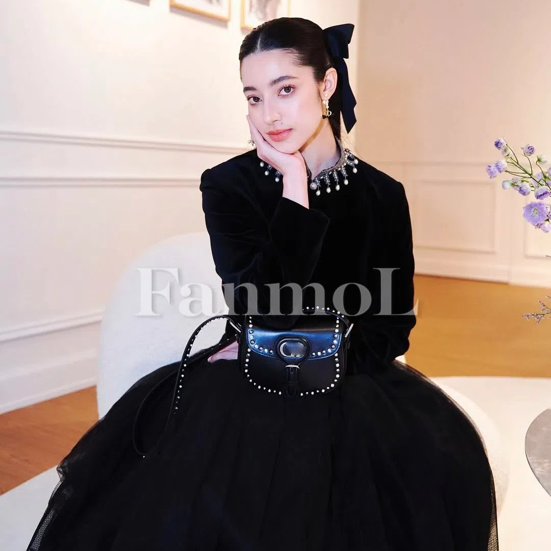 CLASSIEVU~25早春宫廷复古吊坠领口设计长袖天鹅绒上衣