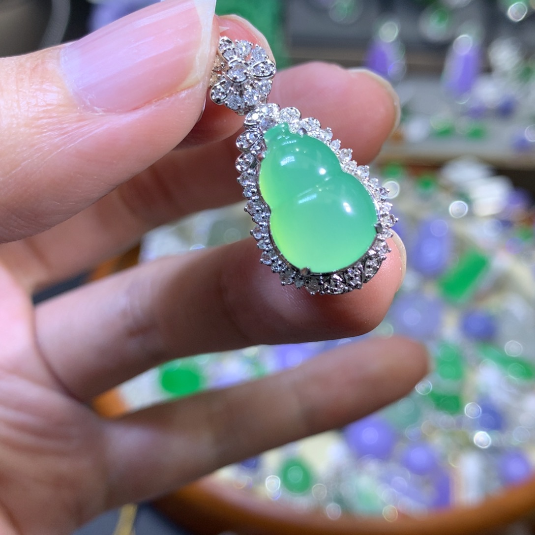 颈饰18K金镶嵌翡翠