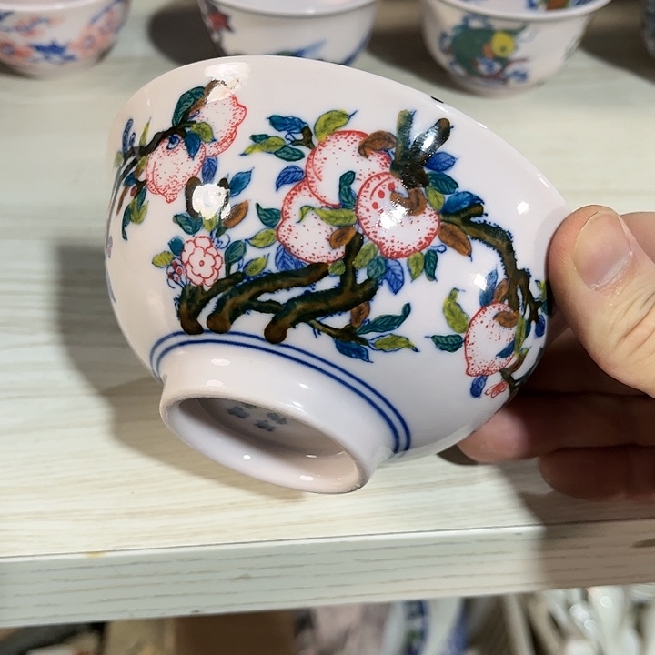 瓷片////直径12.5厘米。红。