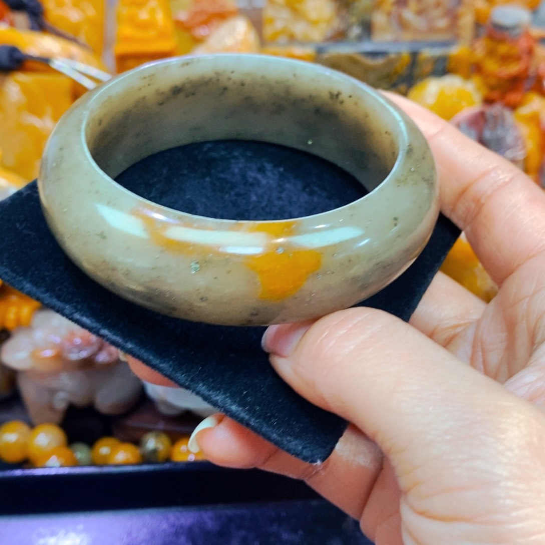 未镶嵌石英质玉（黄龙玉）颈饰