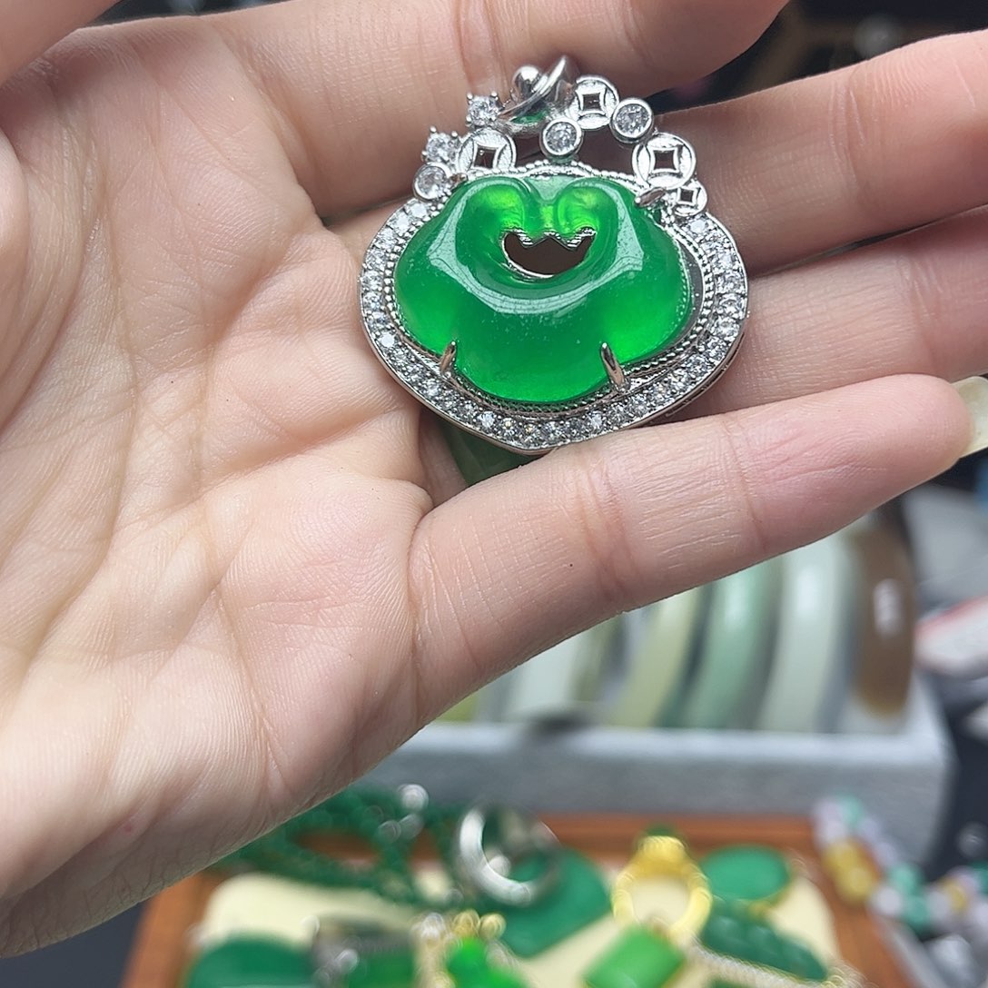 翡翠未镶嵌耳饰如意