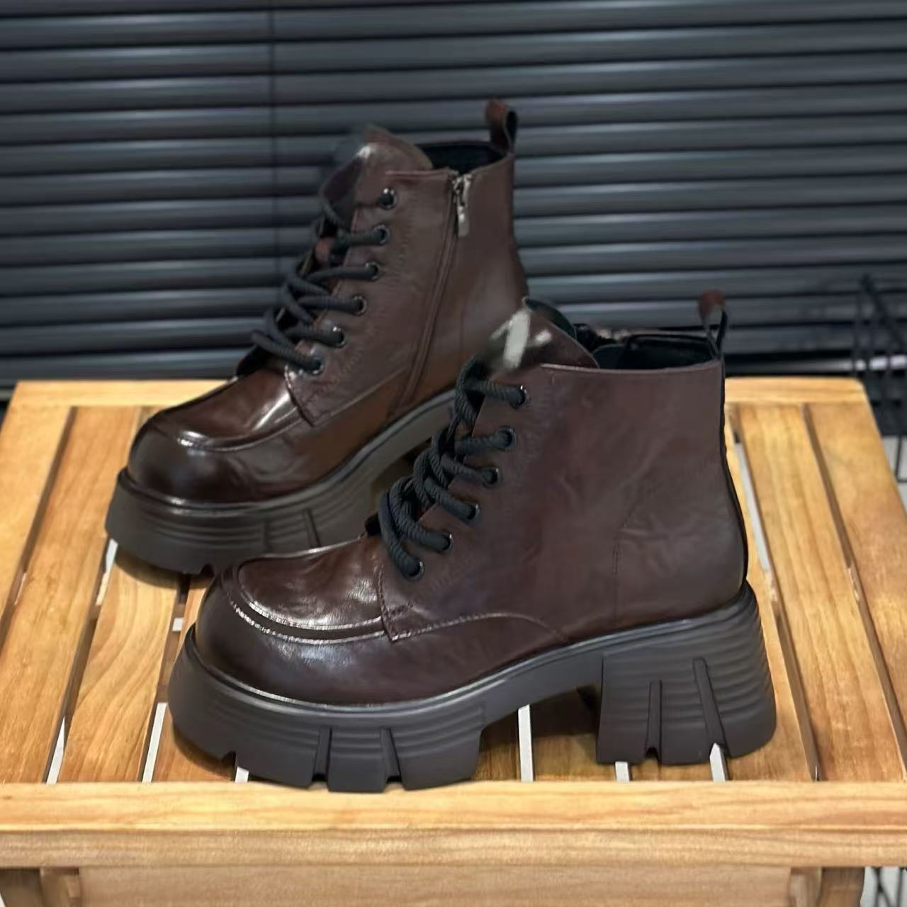 W9857秋冬新款英伦风百搭机车靴炸街短靴增高显腿长马丁靴薄绒