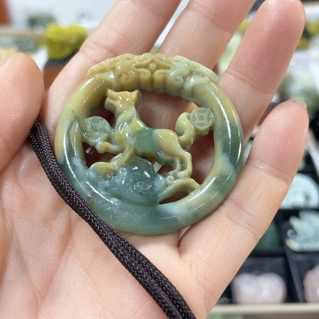 蛇纹石玉颈饰未镶嵌