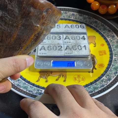 瓷片王*全寻呼台的一个小女孩说她