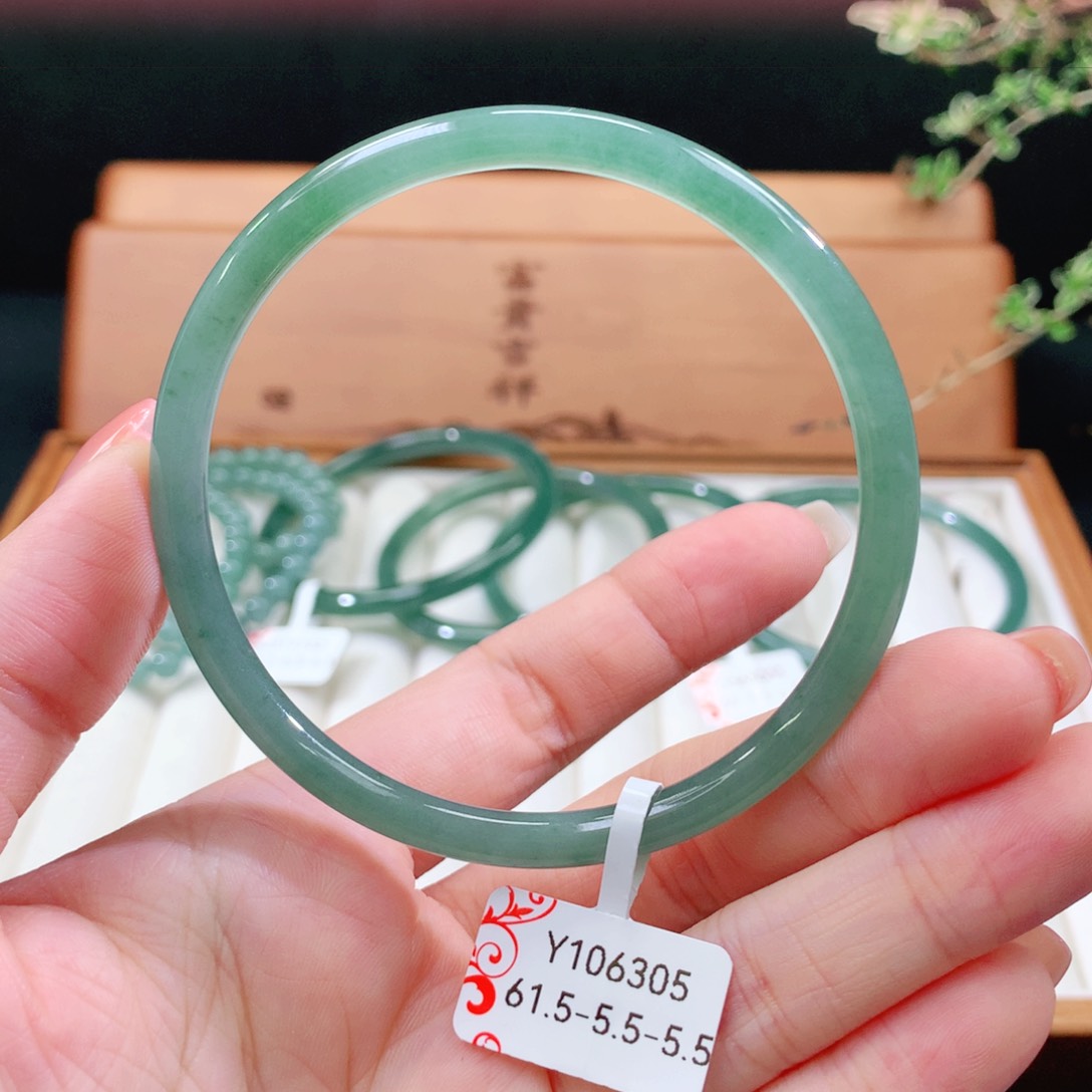 翡翠手镯未镶嵌天然