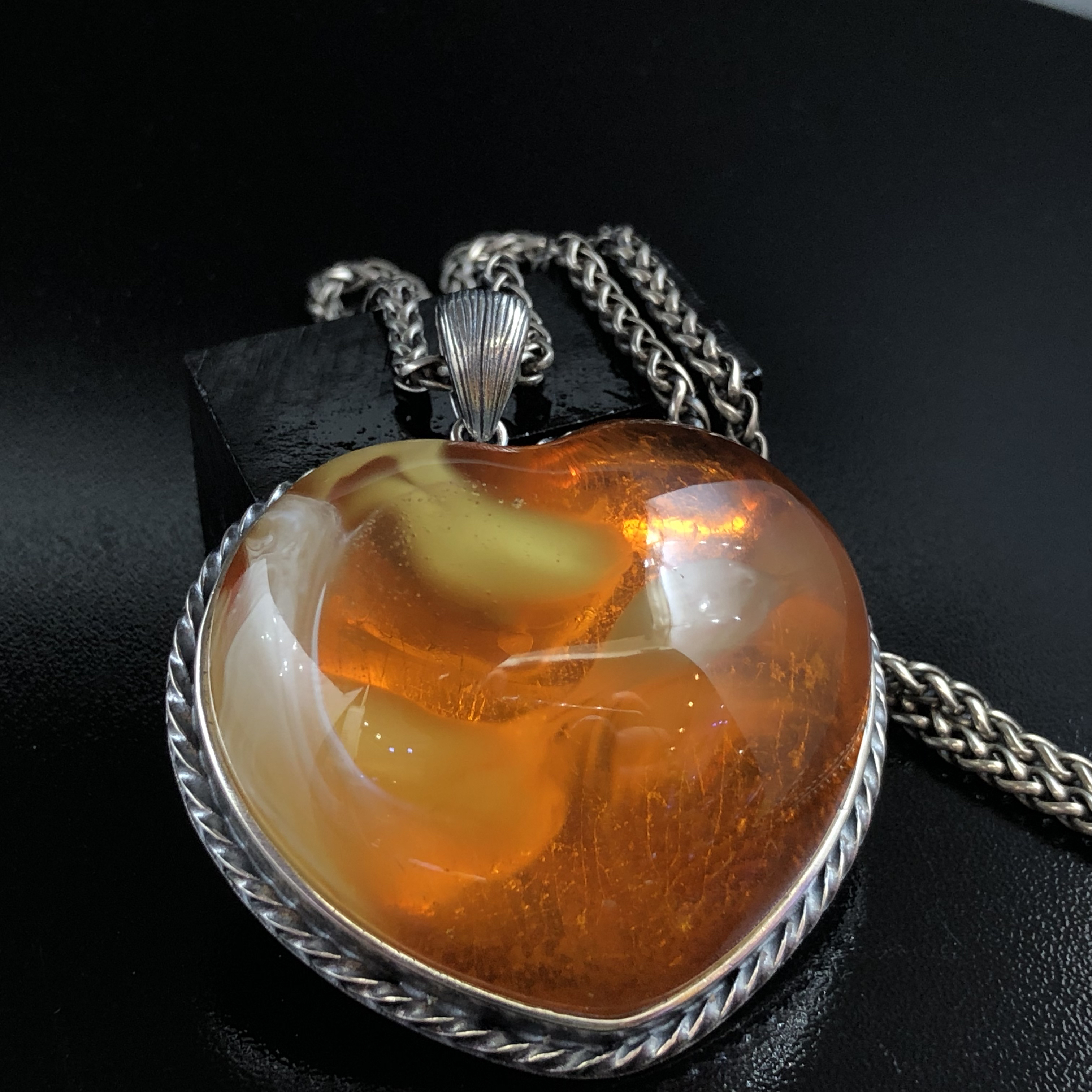 春心荡漾： 心宽一寸 路宽一丈 原生态妖花意境琥珀吊坠 百搭时尚。