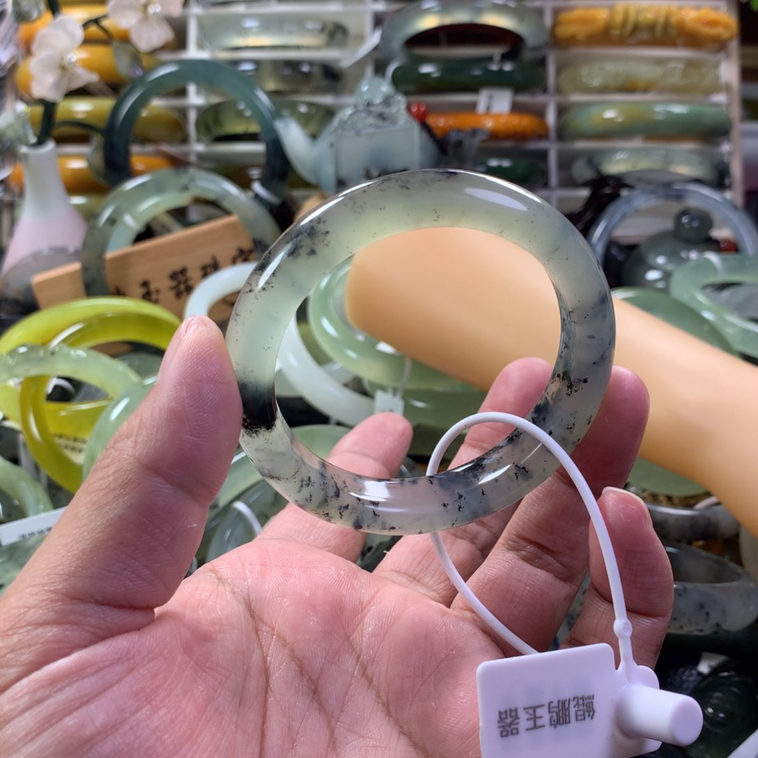 蛇纹石玉手镯未镶嵌