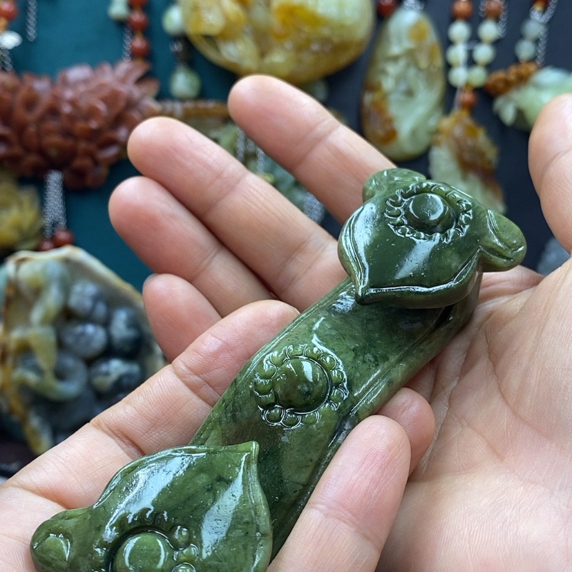 【闪购商品】蛇纹石玉手把件未镶嵌