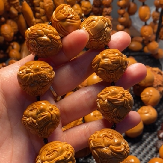 橄榄核吊坠我****…八方财神