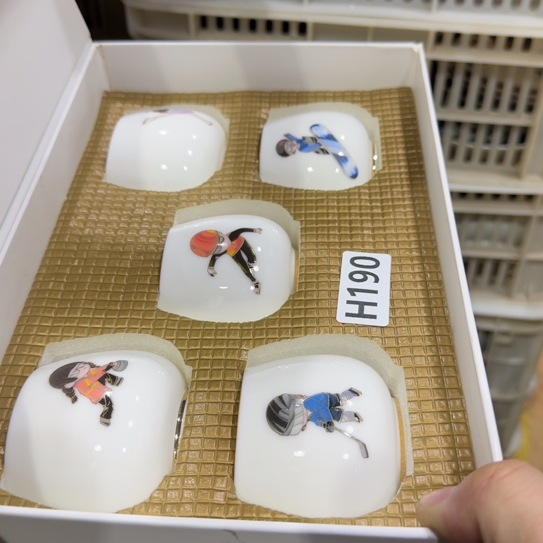 微瑕疵介意勿拍陶瓷器皿H185