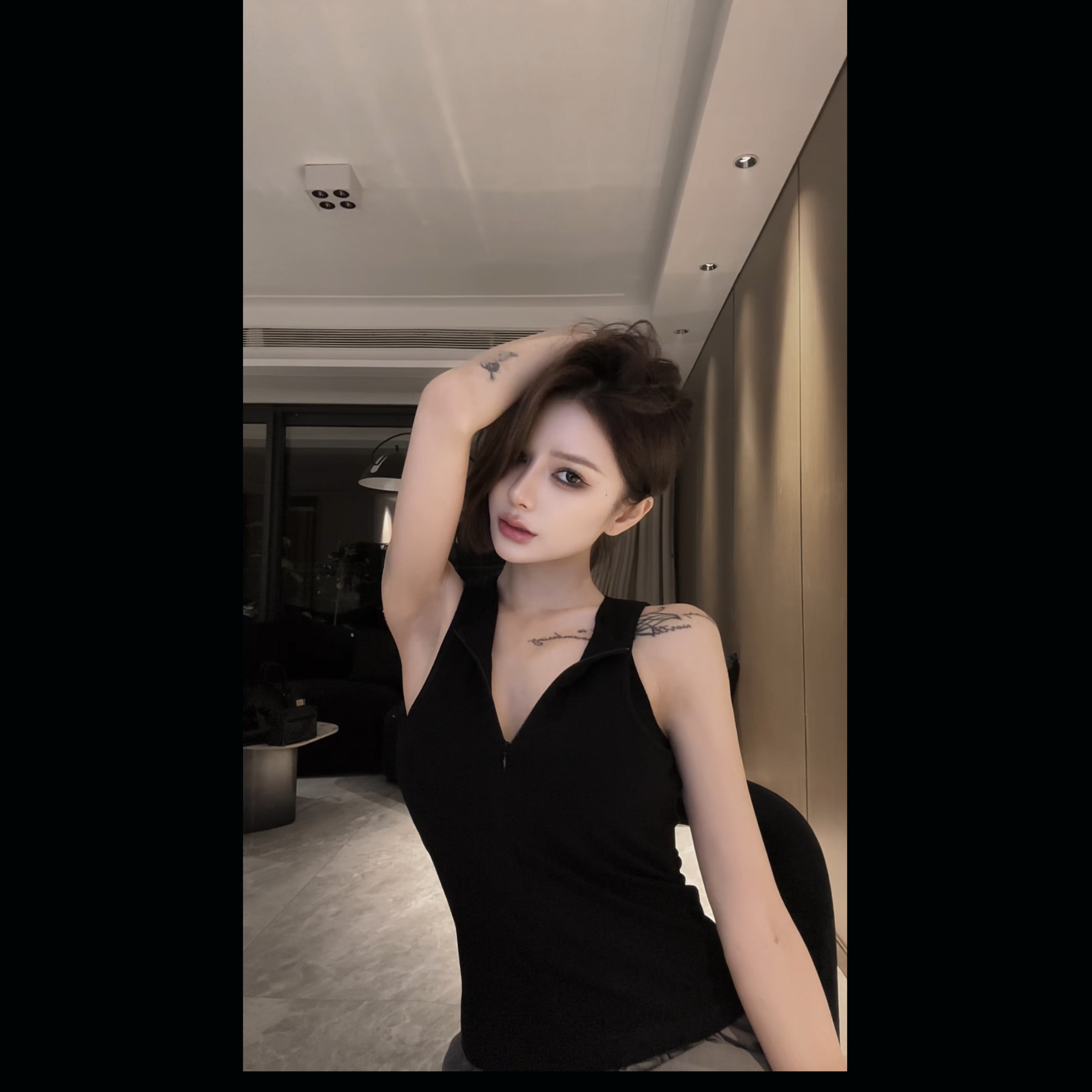 Black vitality【生存法则】酷飒拉满设计款半拉链紧身上衣