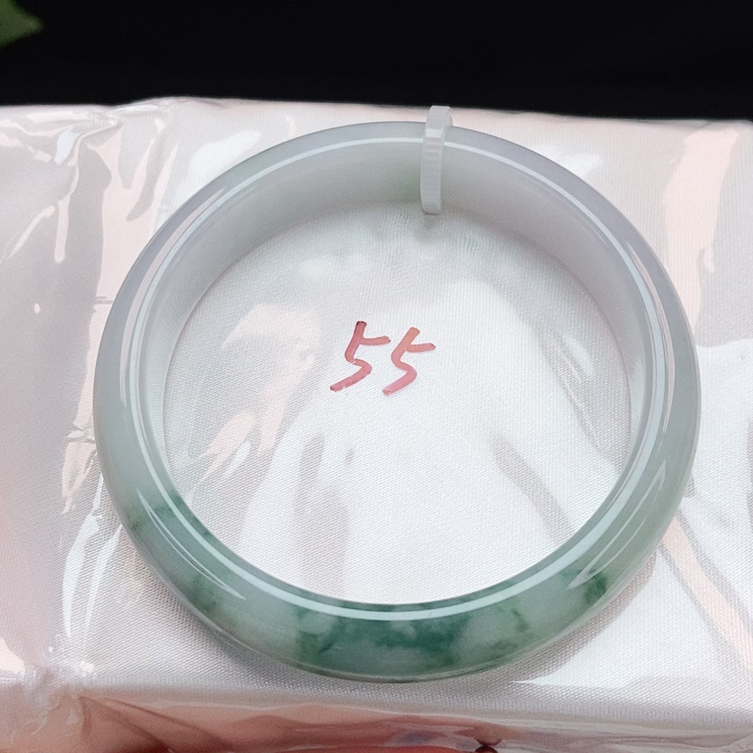 翡翠手镯未镶嵌半山水飘蓝花