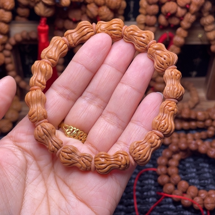 木质类龙纹桃枭挂件