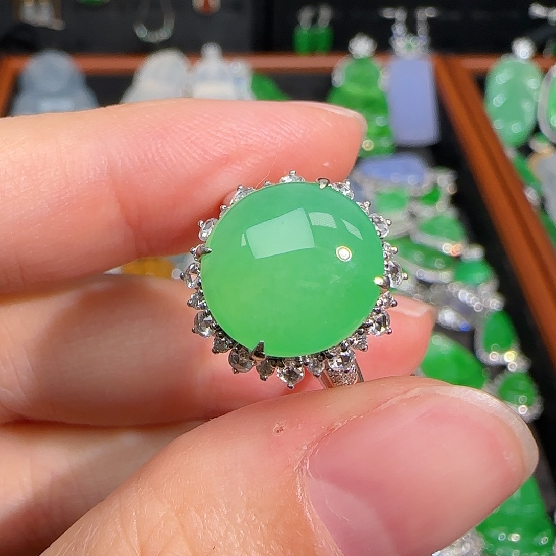 翡翠戒指18K金镶嵌0***?甜绿蛋面戒指
