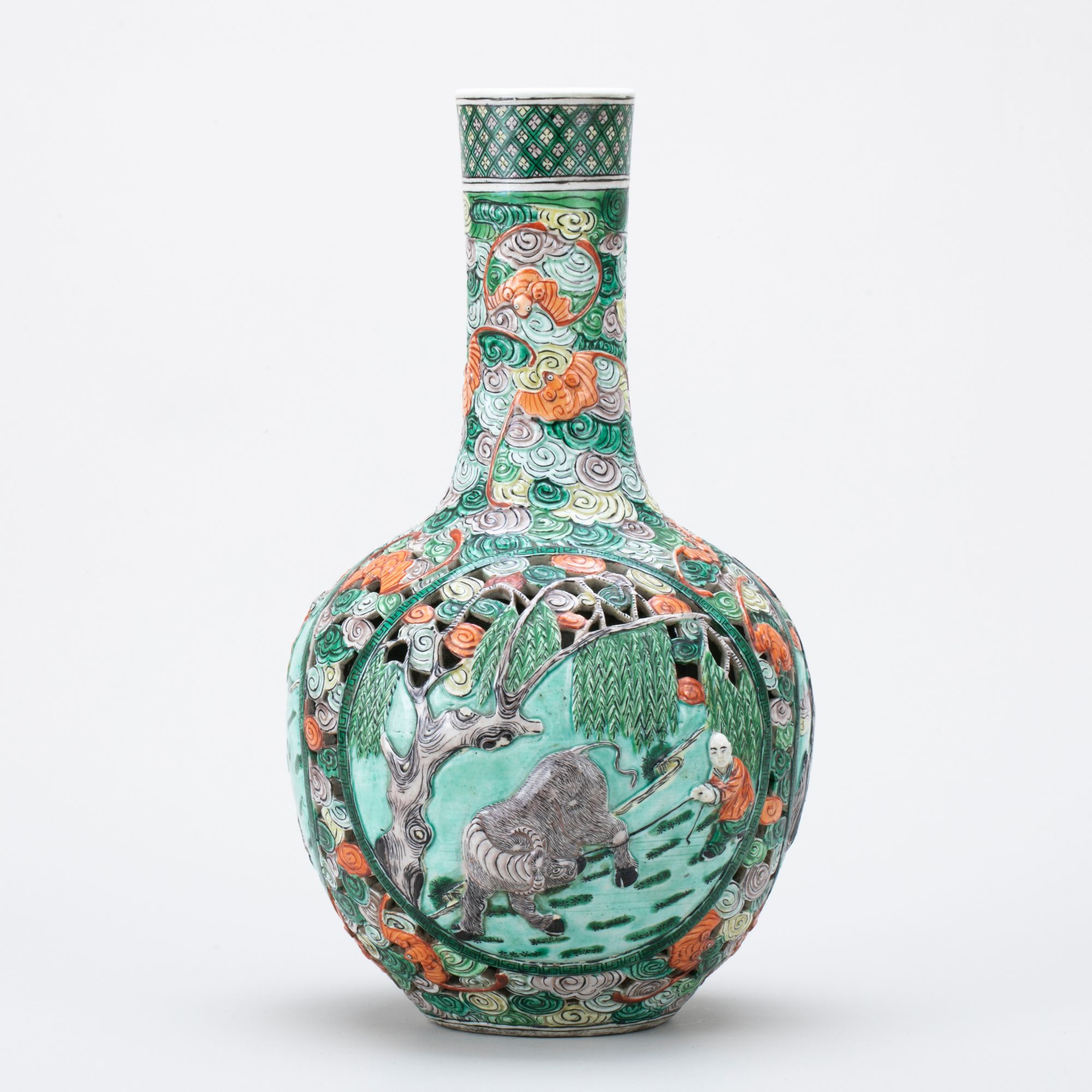 【拍卖】13、素三彩云蝠镂空开光牡牛童子纹天球瓶