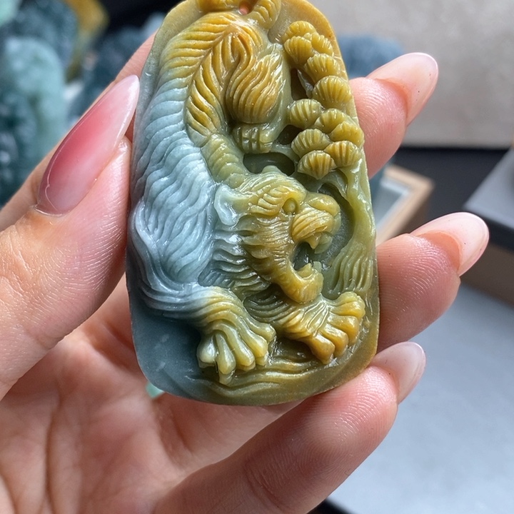 定制翡翠未镶嵌虎牌