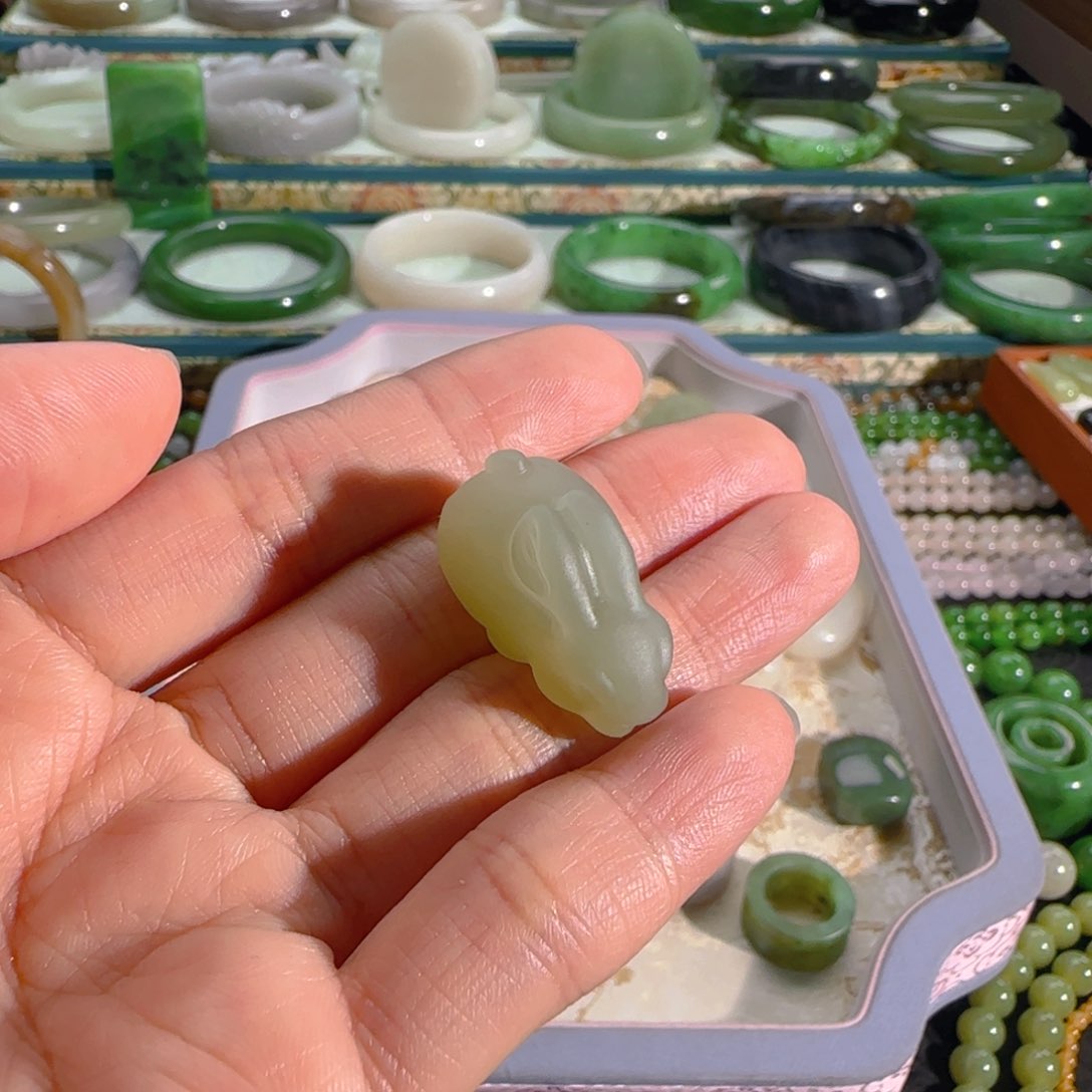 和田玉未镶嵌颈饰清**