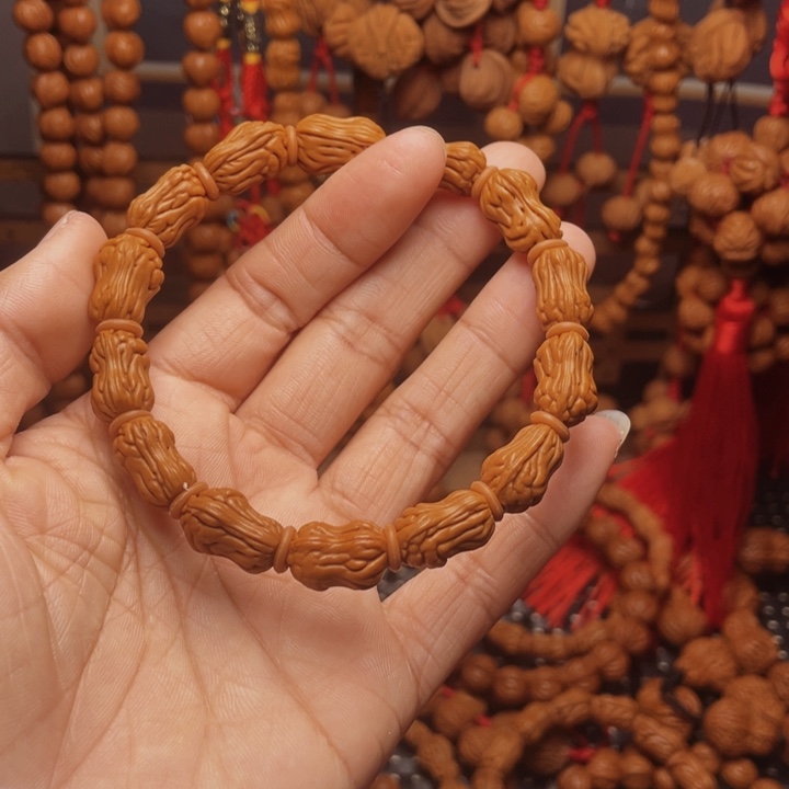 木质类龙纹桃枭挂件