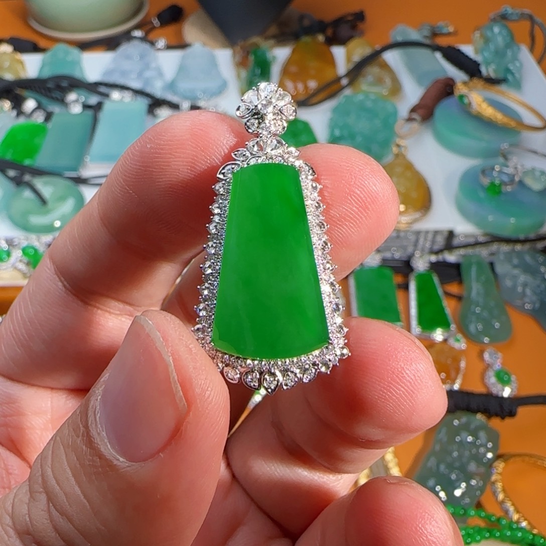 翡翠18K金镶嵌颈饰冰绿满无事牌