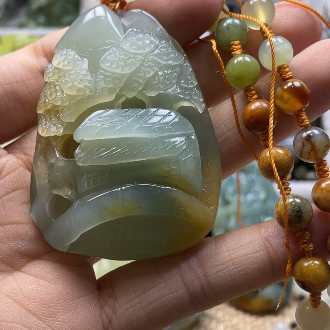 蛇纹石玉颈饰未镶嵌